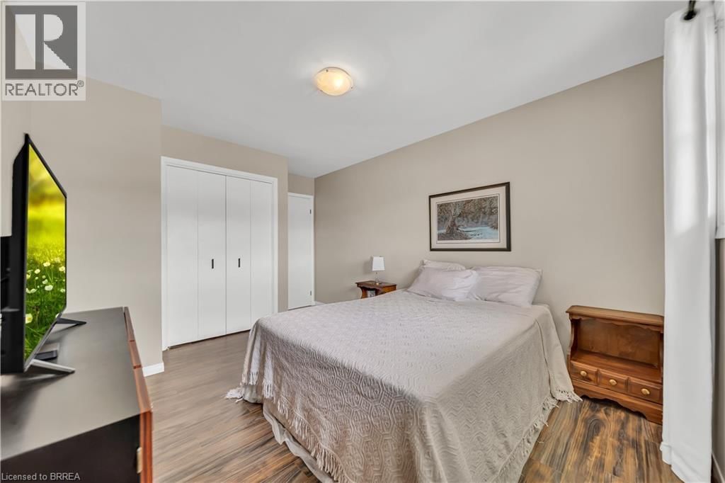 490 SADDLER STREET EAST Image 31