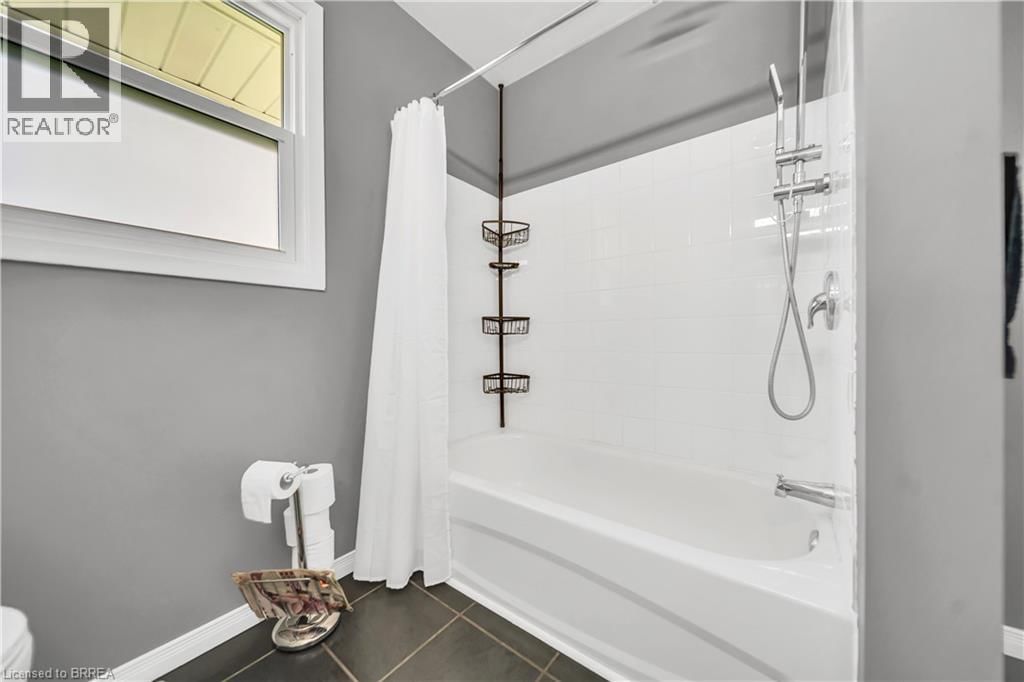 490 SADDLER STREET EAST Image 33