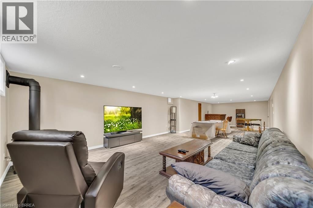 490 SADDLER STREET EAST Image 36