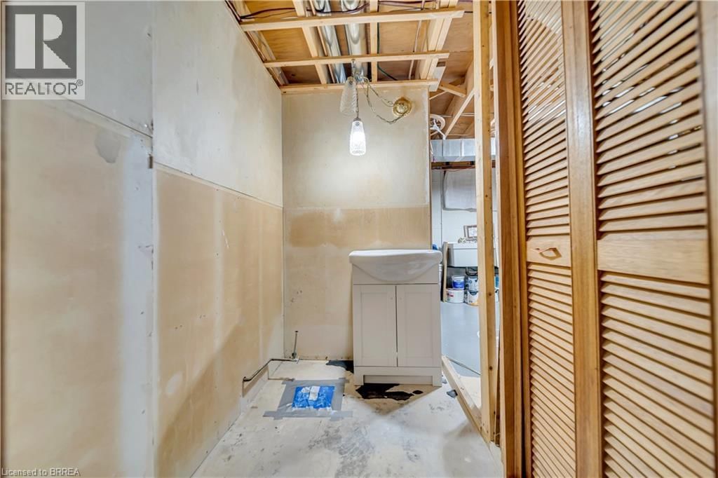 490 SADDLER STREET EAST Image 40