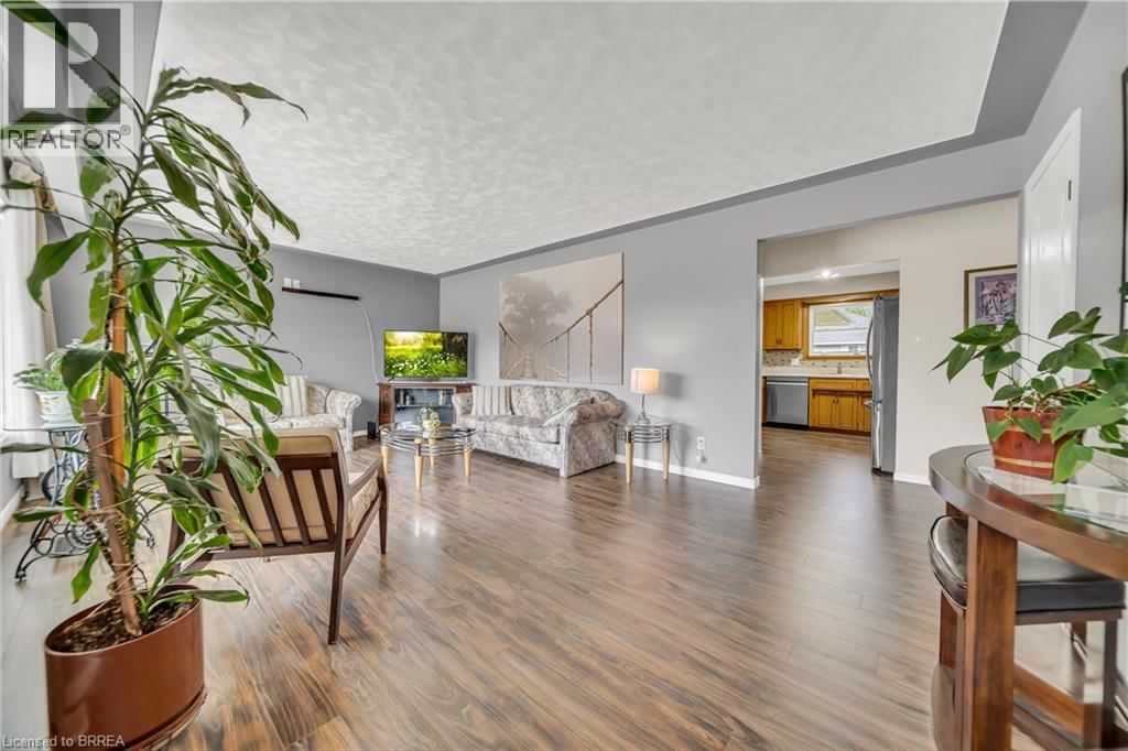 490 SADDLER STREET EAST Image 6