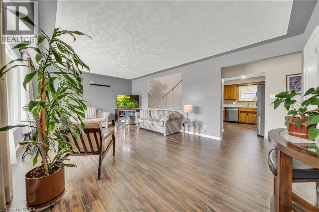 490 SADDLER STREET EAST Image 8