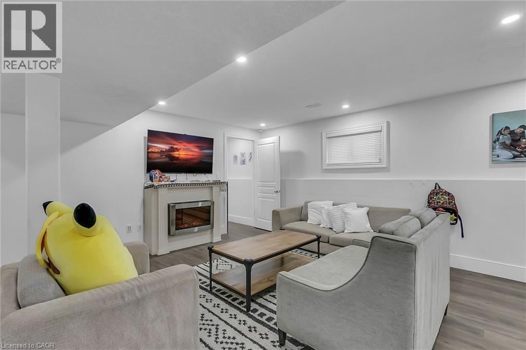 956 BANFFSHIRE COURT Image 32