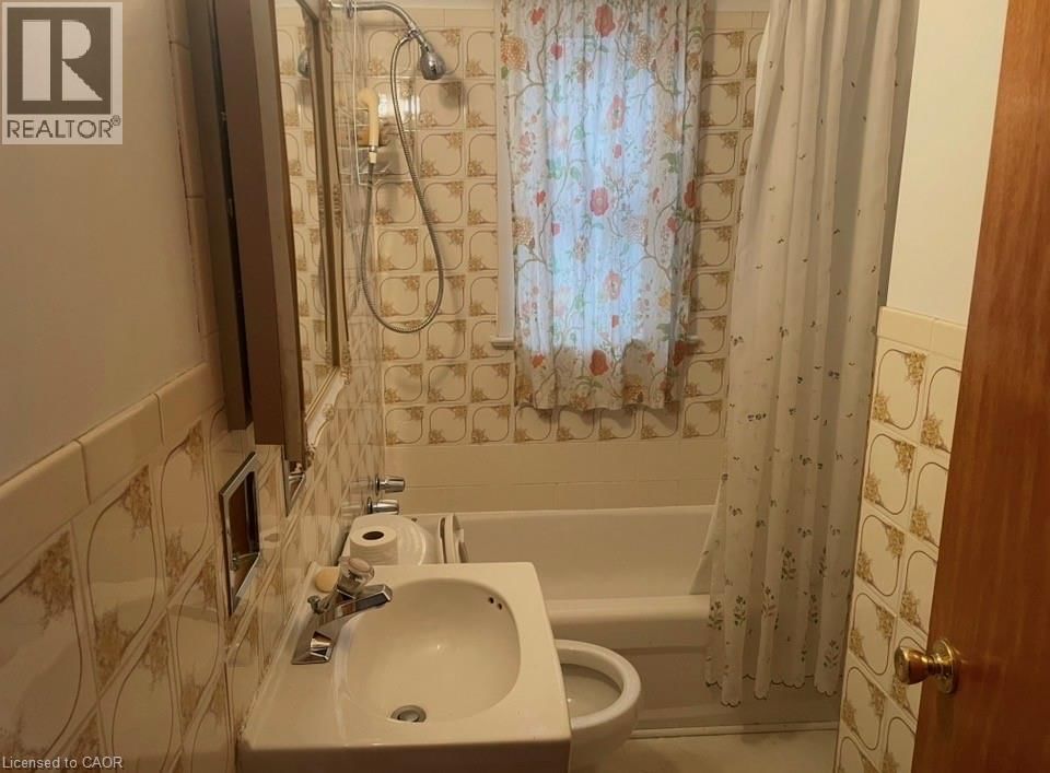 2040 BARTON STREET Image 8