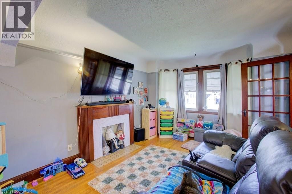 34 BARONS AVENUE SOUTH Image 10