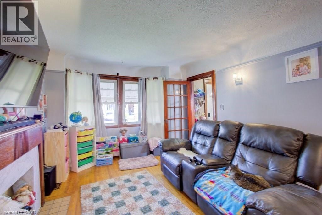 34 BARONS AVENUE SOUTH Image 12