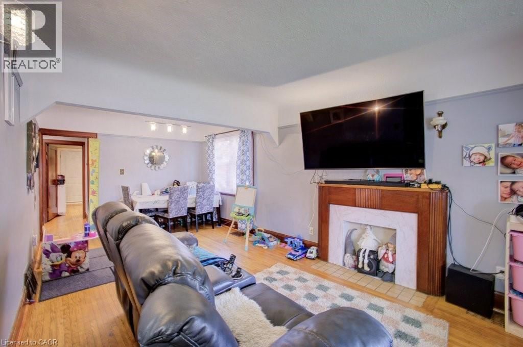 34 BARONS AVENUE SOUTH Image 8