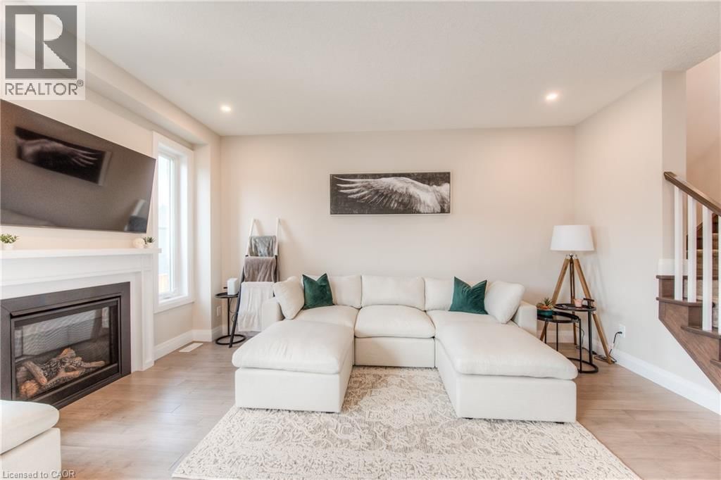 upper A - 537 VALHALLA CRESCENT Image 11