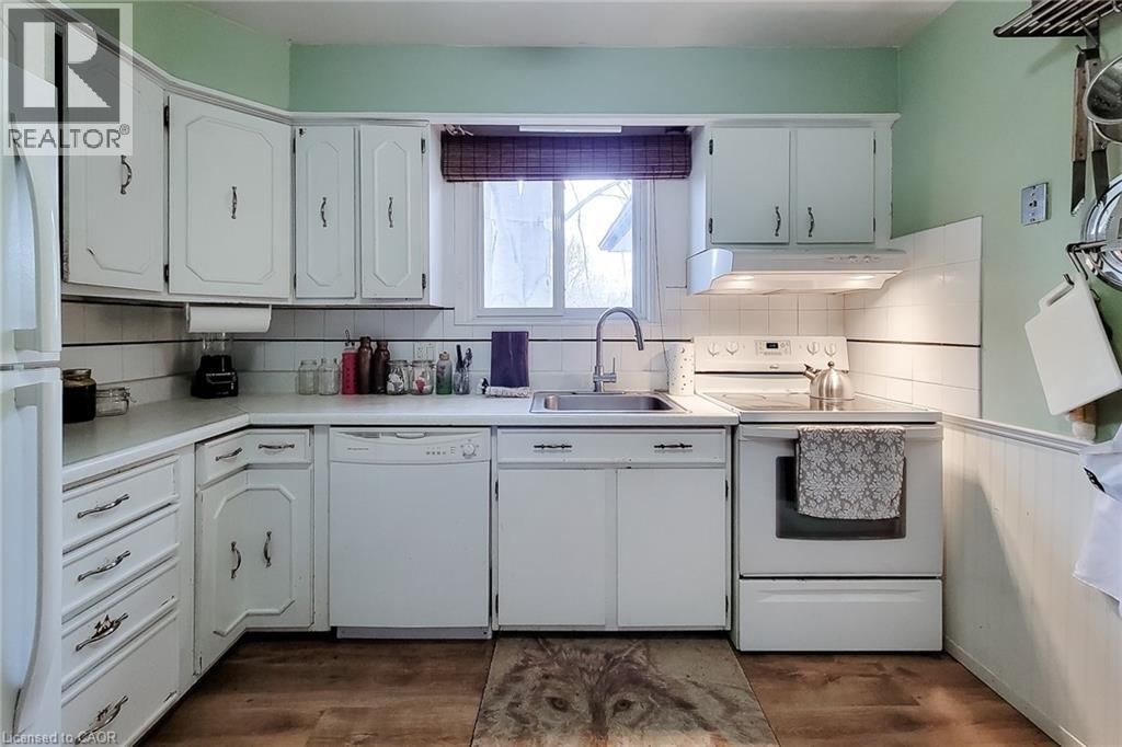 11 COLLEGIATE AVENUE Image 19