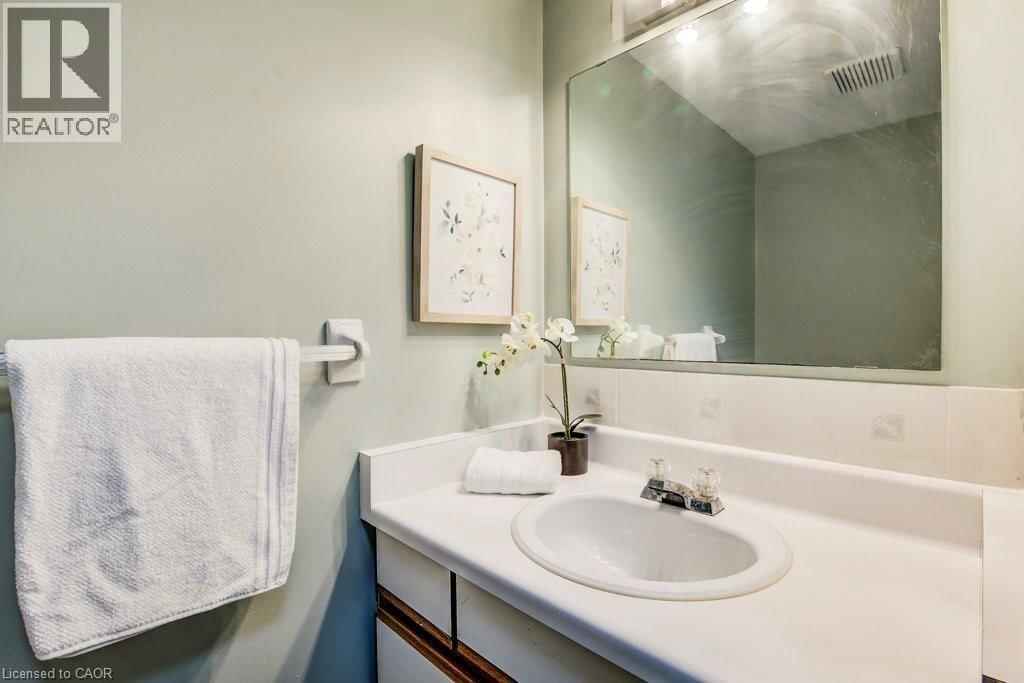 633 GRANGE CRESCENT Image 30