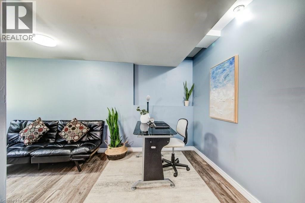 633 GRANGE CRESCENT Image 33