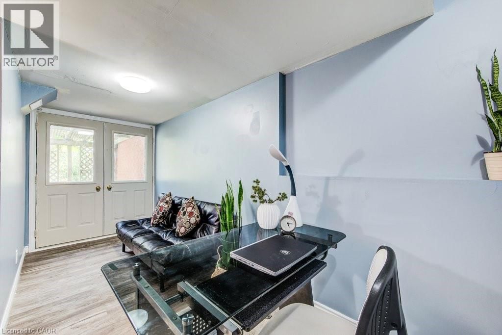 633 GRANGE CRESCENT Image 34