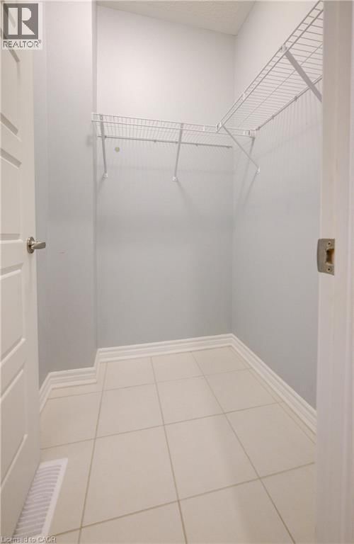 302 JEAN LANDING Image 5