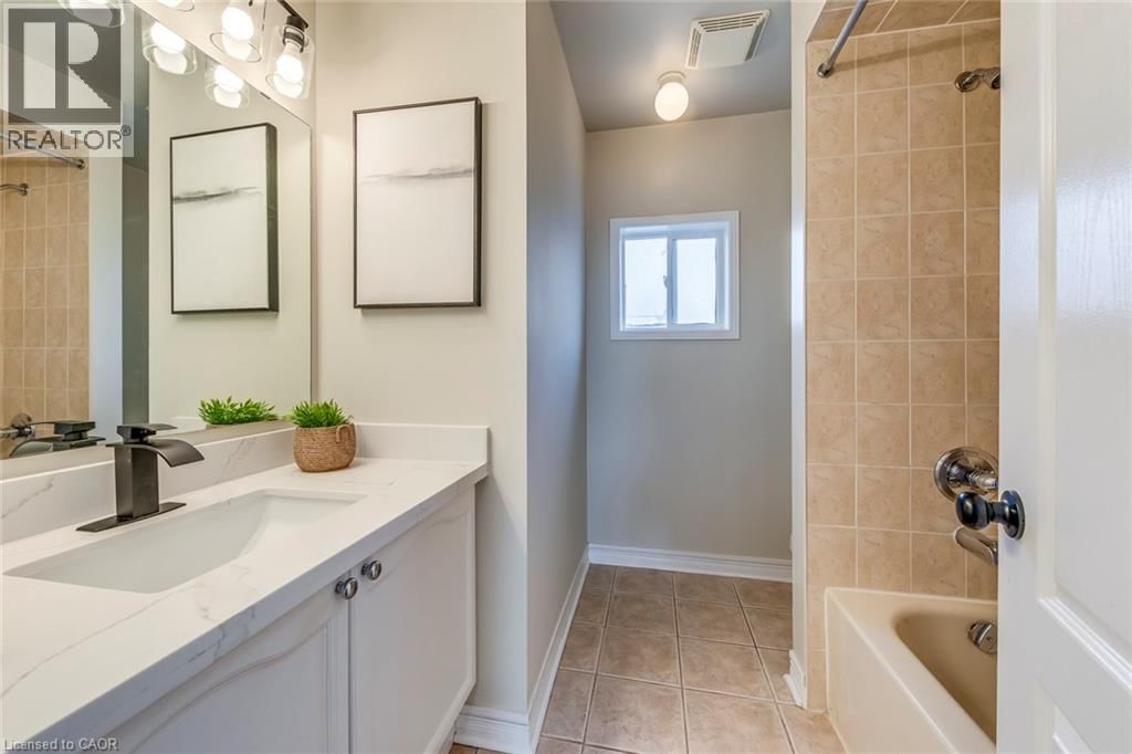 5811 PAGE CRESCENT Image 33