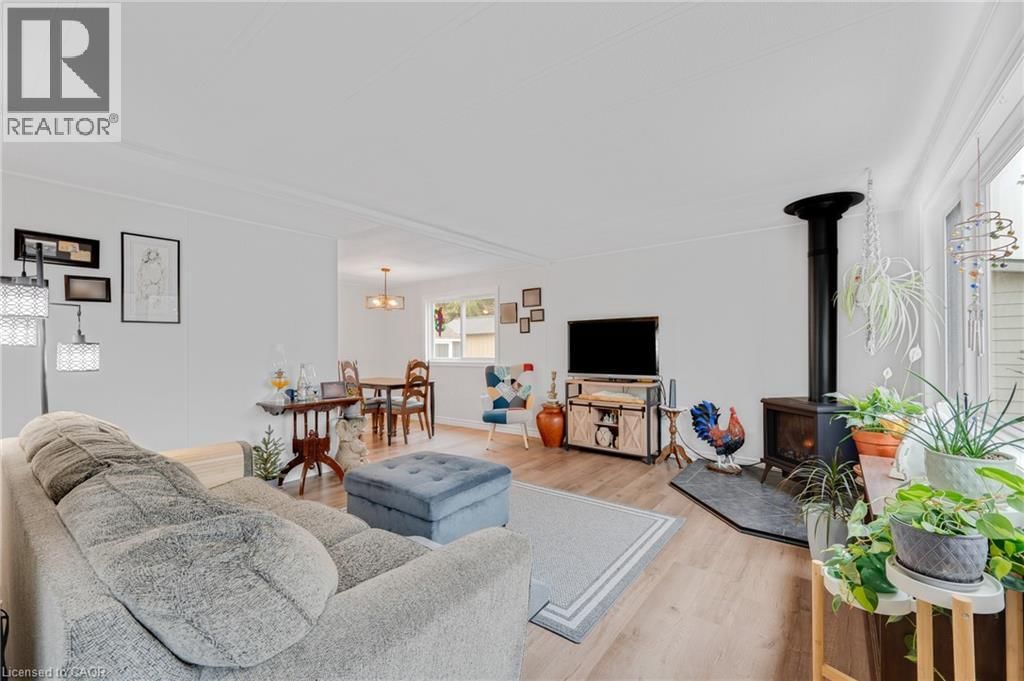 157 MAPLE CRESCENT Image 10