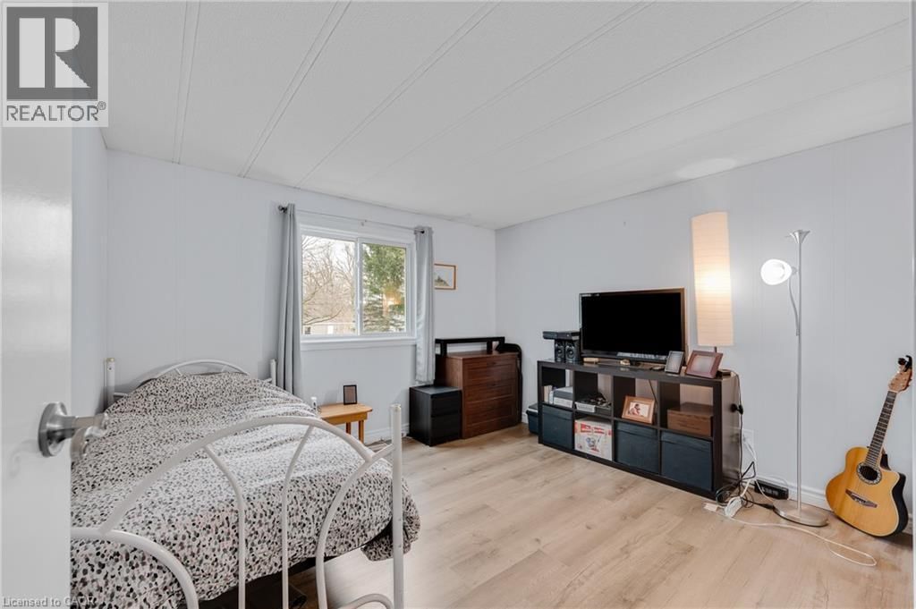 157 MAPLE CRESCENT Image 16