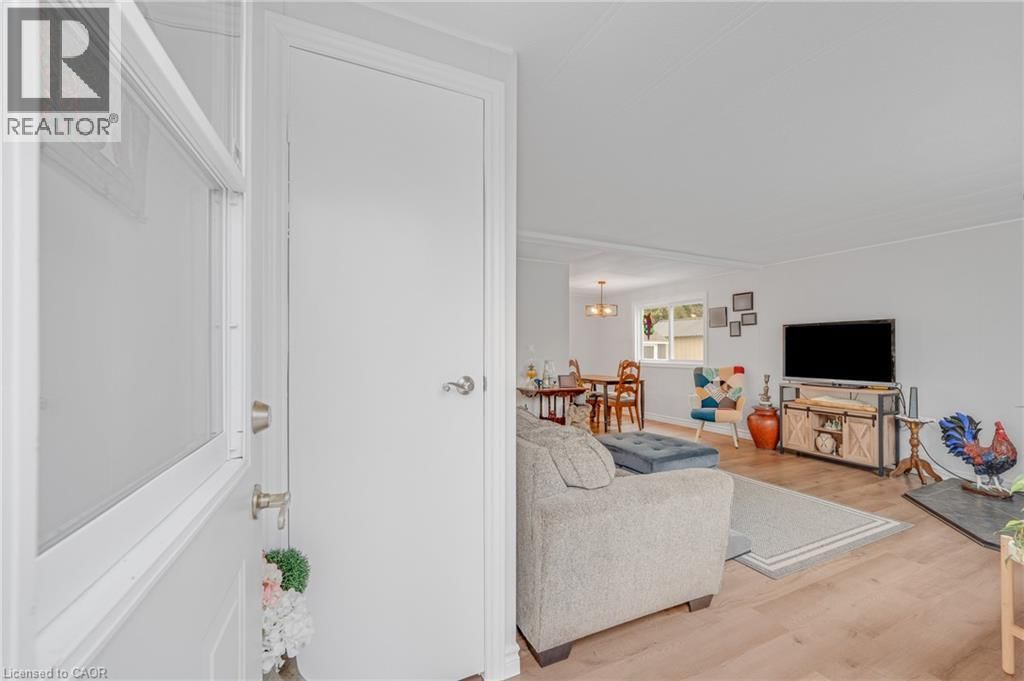 157 MAPLE CRESCENT Image 9