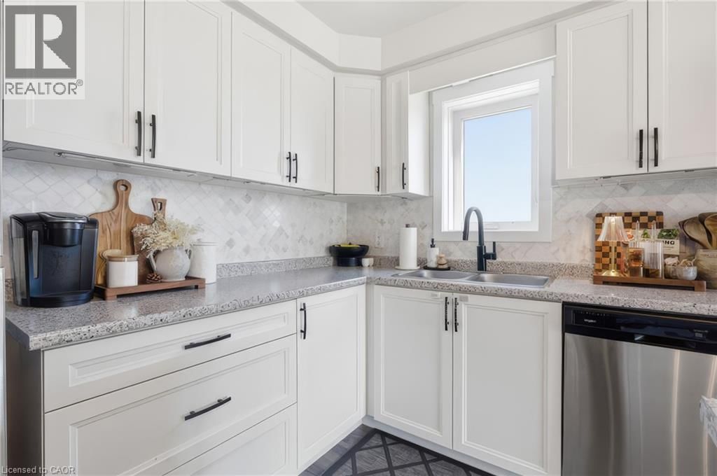 D8 - 160 ROCHEFORT STREET Image 15