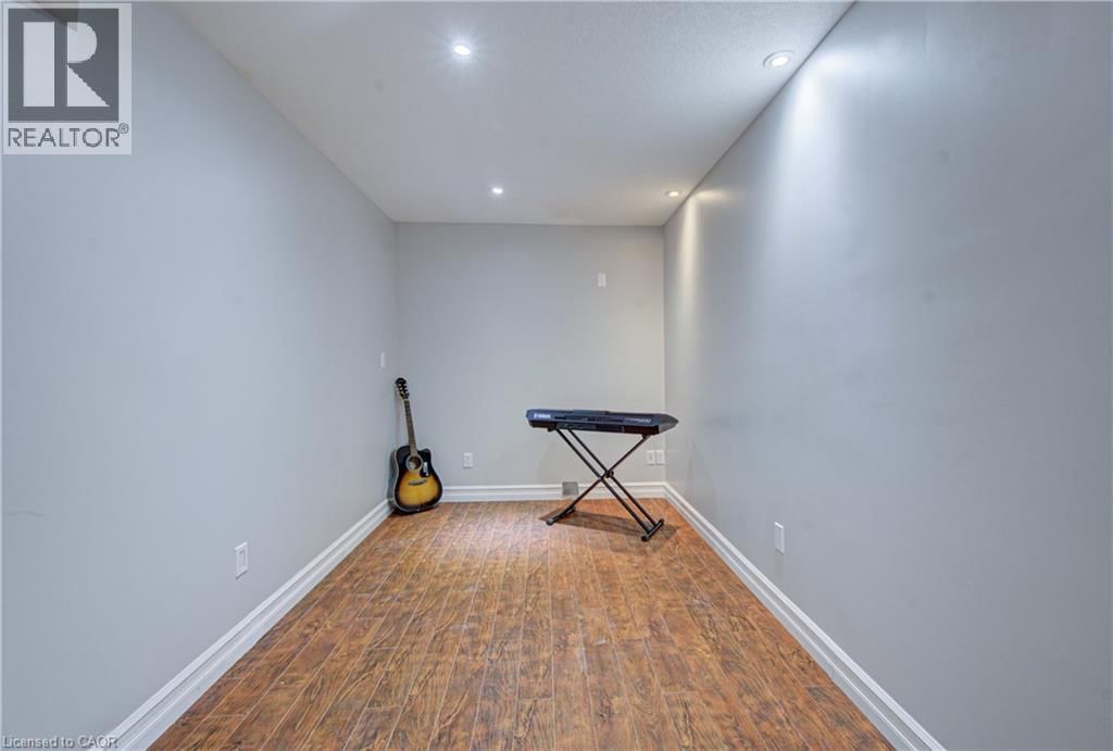 298 FERNDALE PLACE Image 35