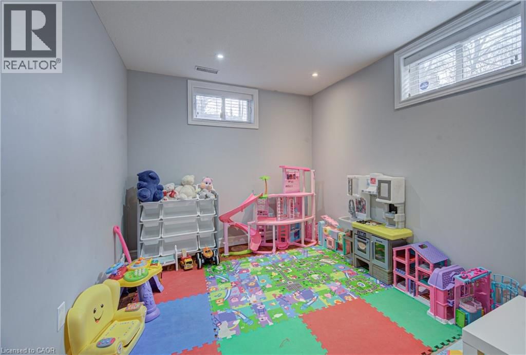 298 FERNDALE PLACE Image 36