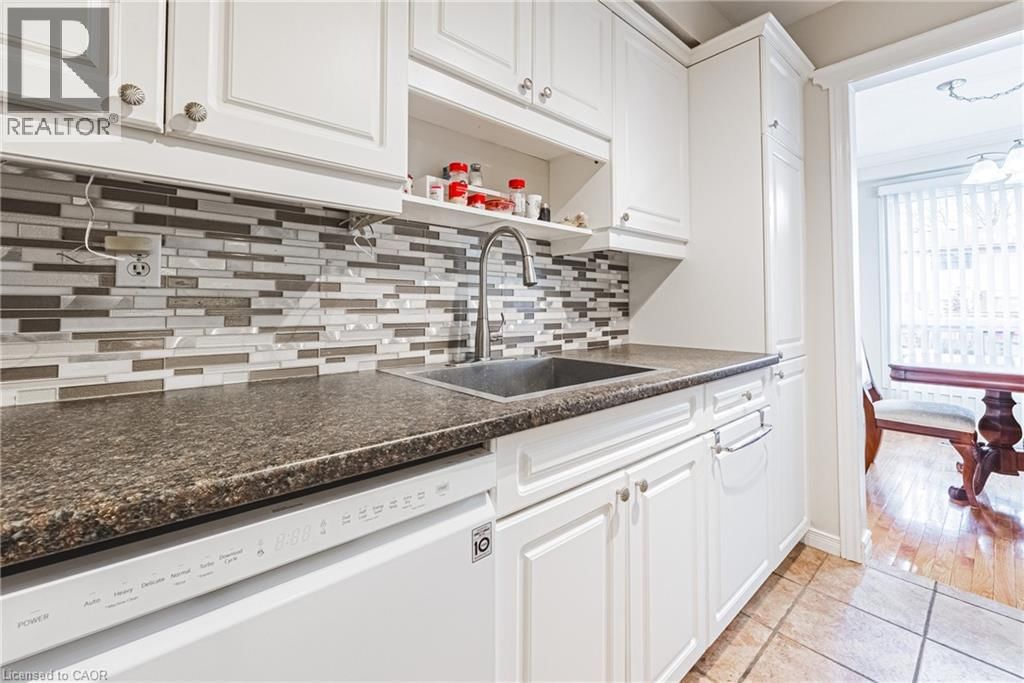 60 - 1576 NEWLANDS CRESCENT Image 10