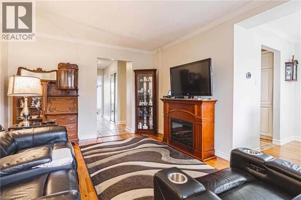 60 - 1576 NEWLANDS CRESCENT Image 6