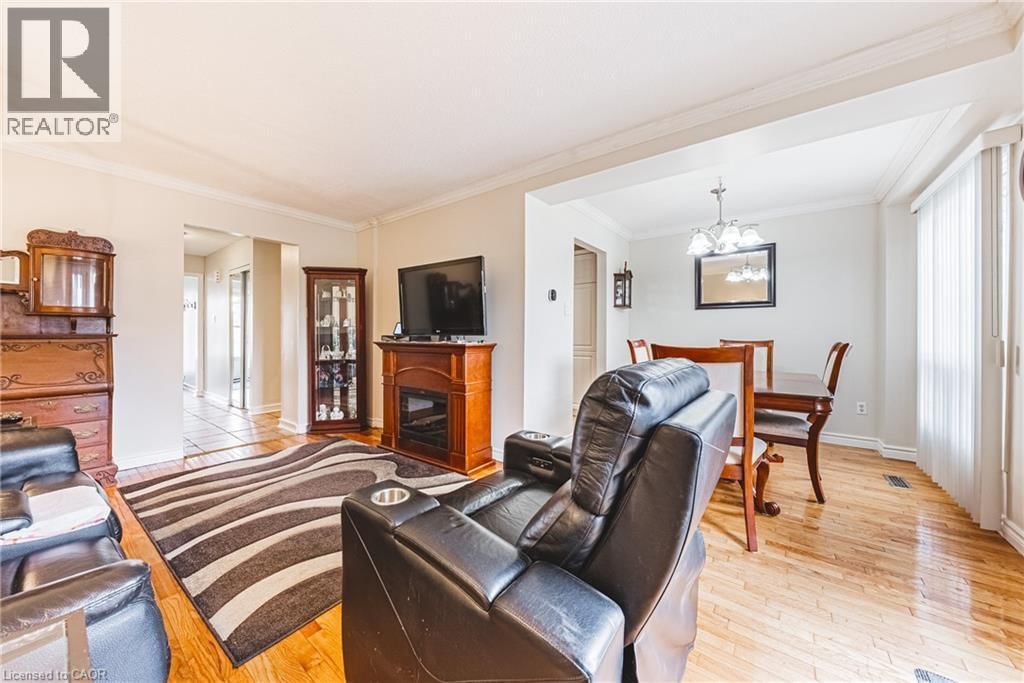 60 - 1576 NEWLANDS CRESCENT Image 7