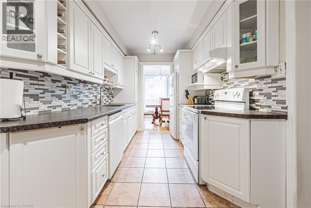 60 - 1576 NEWLANDS CRESCENT Image 9