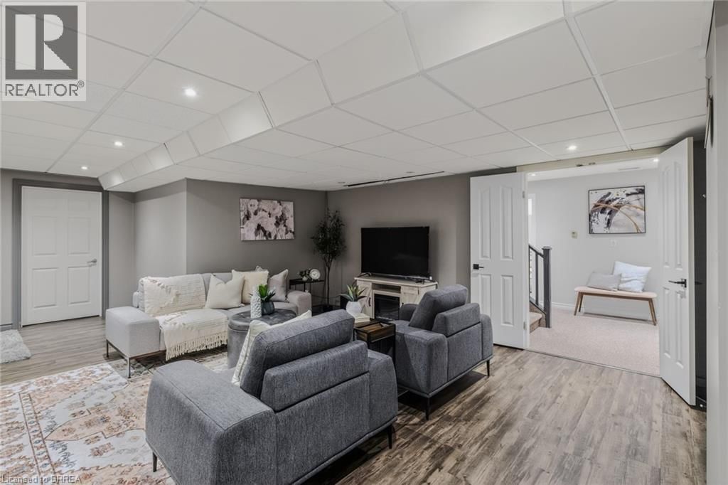 27 KERR SHAVER TERRACE Image 34