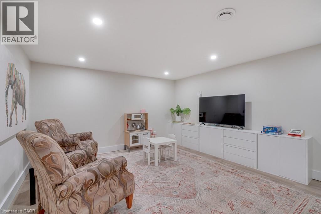 24 BENTLEY PLACE Image 30