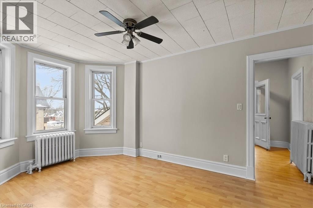 B - 127 LAUREL STREET Image 11