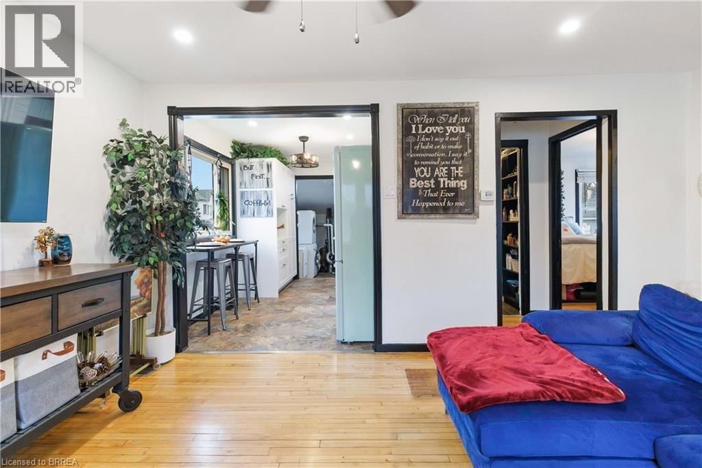 213 ELGIN STREET Image 14