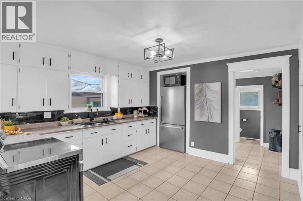 29 ADAM BROWN STREET Image 11