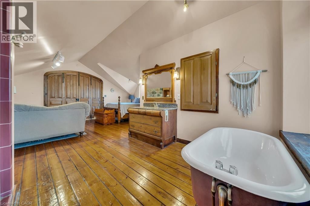 4766 HYNDMAN DRIVE Image 30