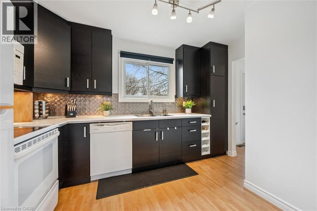 A - 423 CADBURY COURT Image 15