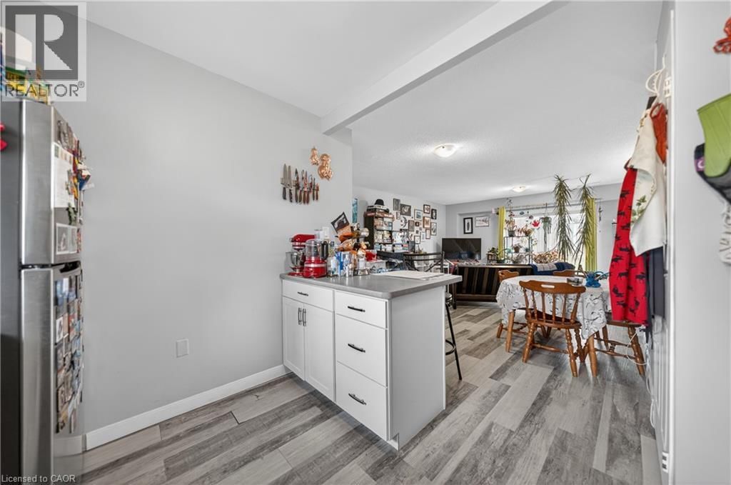 10 - 144 JANSEN AVENUE Image 8