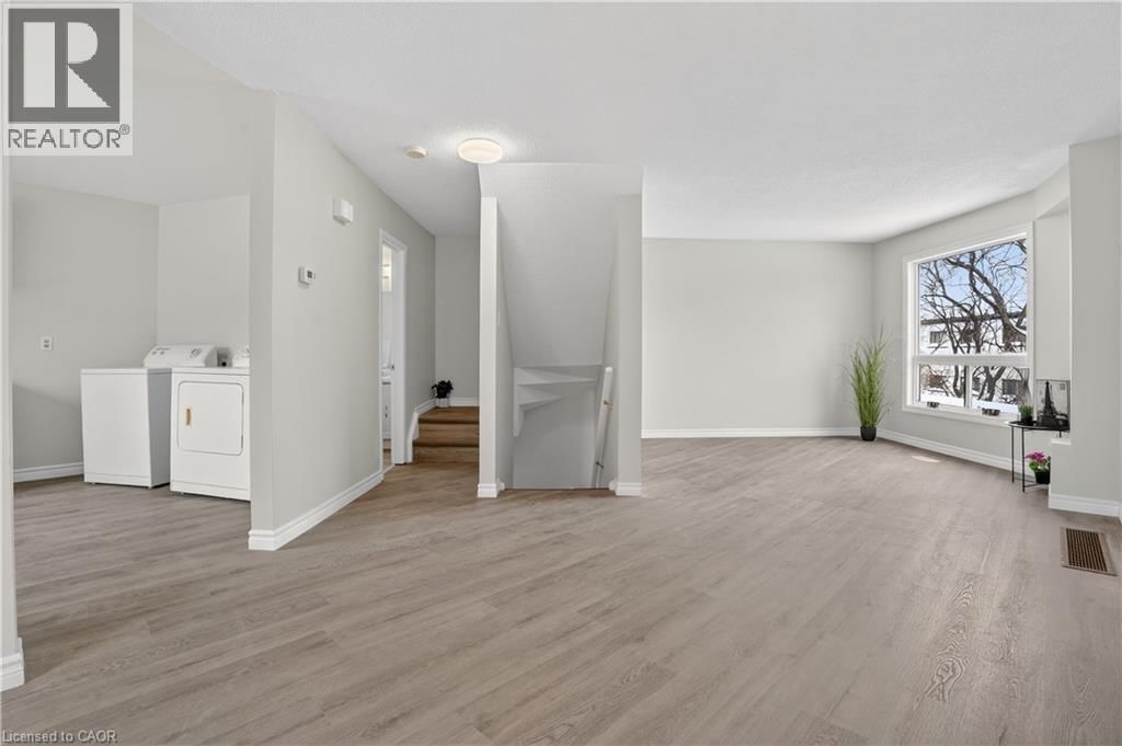 66 - 60 ELMSDALE DRIVE Image 8