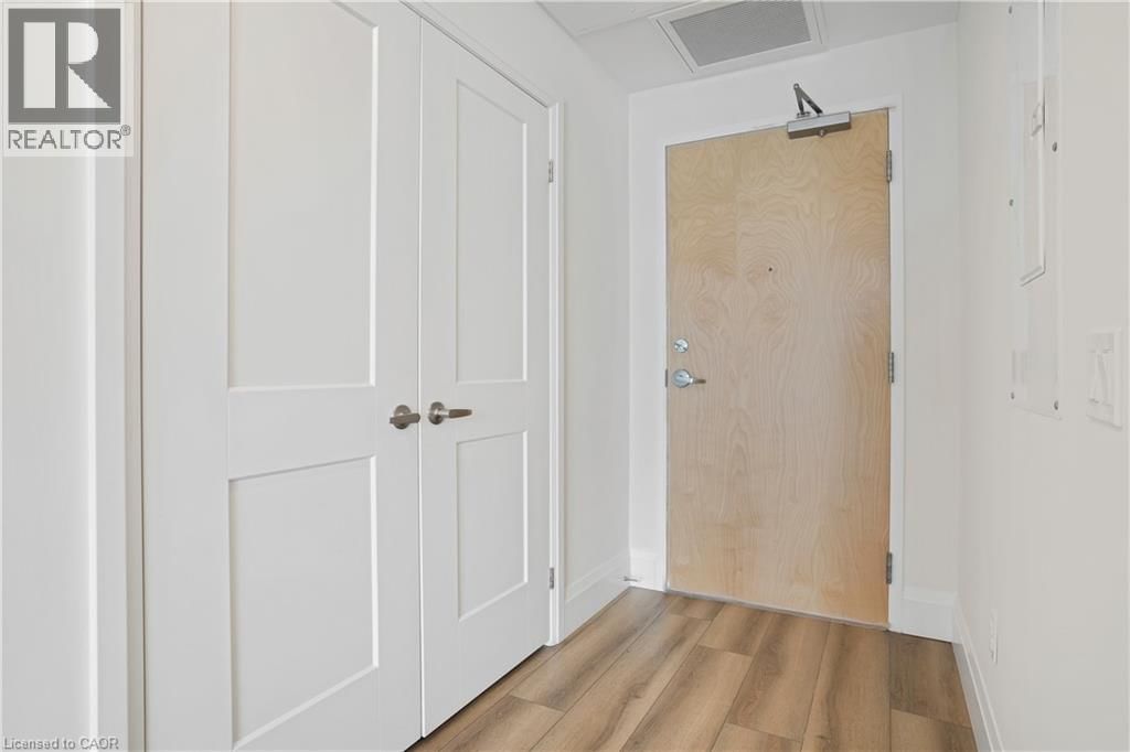 1904 - 60 CHARLES STREET WEST Image 5