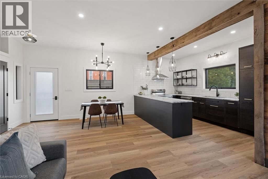 215 WINSTANLEY STREET Image 12