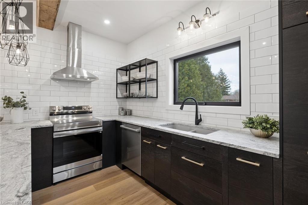 215 WINSTANLEY STREET Image 17