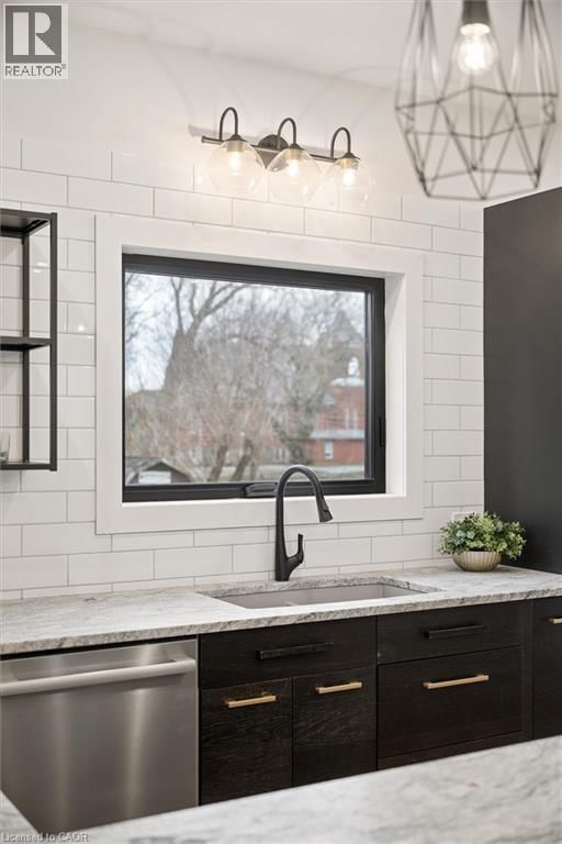 215 WINSTANLEY STREET Image 18