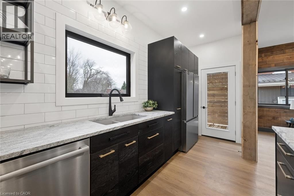 215 WINSTANLEY STREET Image 19