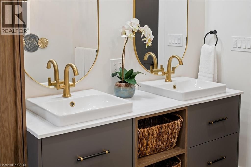 215 WINSTANLEY STREET Image 28