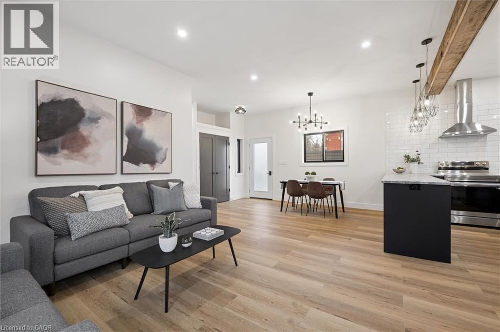 215 WINSTANLEY STREET Image 7