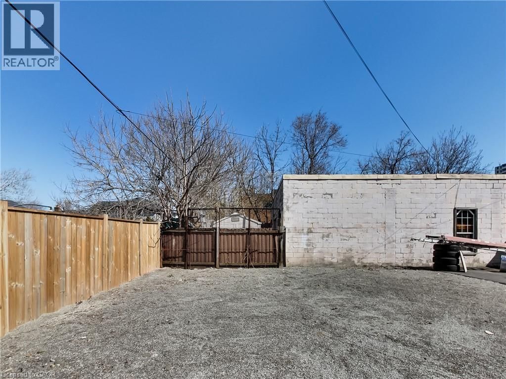 229 PARKDALE AVENUE NORTH Image 46