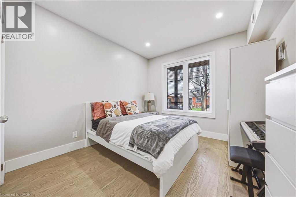 68 VANSITMART AVENUE Image 15