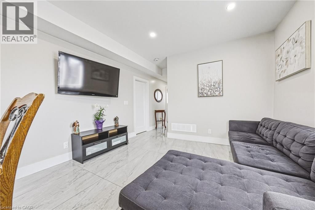 68 VANSITMART AVENUE Image 9