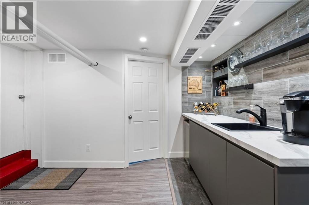 10 LANDOUR AVENUE Image 27