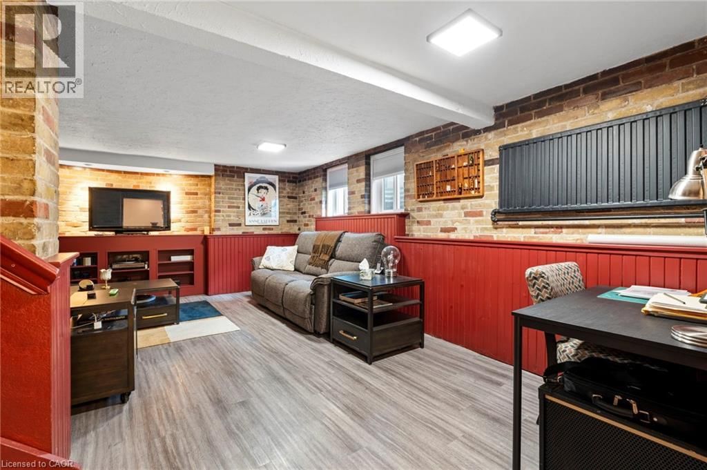 10 LANDOUR AVENUE Image 33