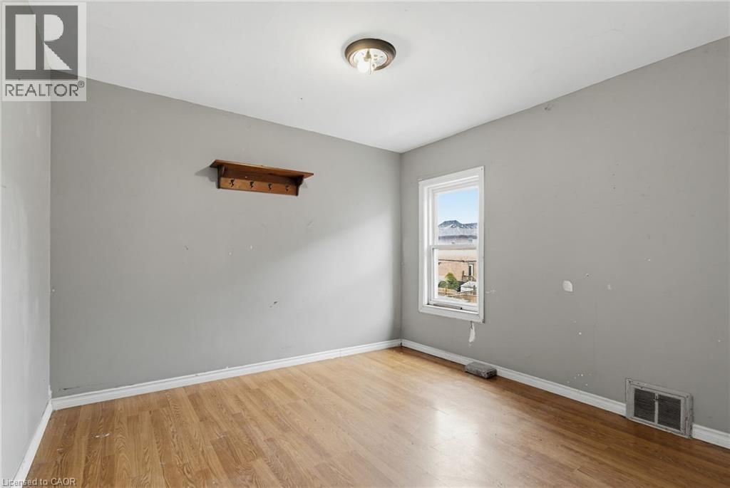 249 WENTWORTH STREET NORTH Image 17